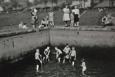 Badespaß in Niederschlag – allerdings nicht in einem Freibad. Das Foto entstand vermutlich Mitte der 1930er-Jahre.