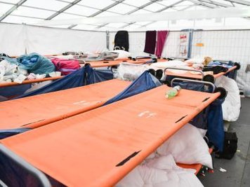 In Etagenbetten müssen Flüchtlinge in einer Notunterkunft in Karlsruhe schlafen.