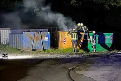 Kurz nach Mitternacht geriet am Montag  ein auf einem Campingplatz Gunzenberg abgestellter Müllcontainer in Brand. Ursache war laut Polizei ein darin entsorgter Einweggrill, dessen Glut nicht ordnungsgemäß gelöscht wurde. Am Container entstand ein Sachschaden in Höhe von rund 150 Euro.
