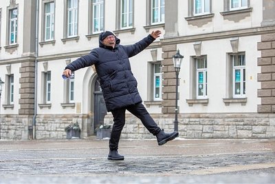 Auf dem Pflaster des Plauener Theaterplatzes war es am Montagmittag spiegelglatt, wie Passant Tino Helbig für unsere Fotografin vorführt.