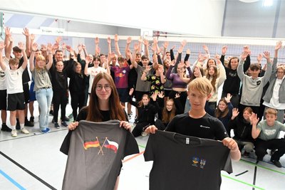 Zum ersten Schüleraustausch zwischen Hainichen und Ustek gab es T-Shirts, die hier Finja und Ladislav zeigen.