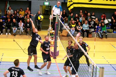 Hier punktet der VSV durch Jürgen Hanitzsch (links), doch am Ende unterlagen die Oelsnitzer dem Favoriten aus Mühldorf mit 1:3.