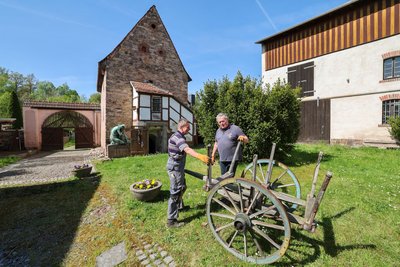 Auch das Museum am Gerth-Turm spielt eine wichtige Rolle bei der Vorbereitung des Jubiläums. Im Bild die Heimatfreunde Bernd Winter und Eckhard Fiebig bei Arbeiten im Außengelände.