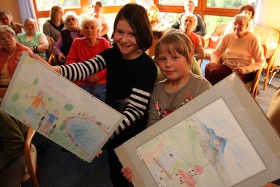 
              <p class="artikelinhalt">Nele Fülling (links) und Luisa Harzer aus Ansprung belegten beim Malwettbewerb die ersten beiden Plätze.</p>
            