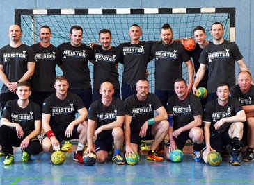 Als Trainer führte Sven Grohmann (hinten links) die Mannschaft des HV 90 Klingenthal im Spieljahr 2018/19 zur Meisterschaft in der Vogtlandliga. Mittlerweile haben Klingenthal und Markneukirchen die Handball-Kräfte gebündelt und treten als SG Oberland an. 