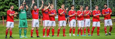 Bereit für das Unternehmen Klassenerhalt: Das Team des SV Fortuna Langenau peilt in der Saison 2023/24 mindestens Platz 10 in der Landesklasse Mitte an. Aufgrund der Strukturreform im Sächsischen Fußballverband gibt es diesmal sechs Absteiger. Im Pokal gegen Budissa Bautzen hatten die Langenauer unterstrichen, dass sie gerüstet sind. 