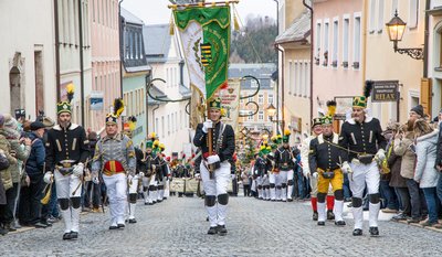 Etwa 1100 Trachtenträger präsentierten bei der Parade bergmännisches Brauchtum.