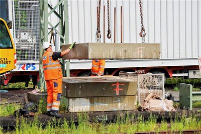 Zudem wurden Voraussetzungen für die Ladeinfrastruktur geschaffen und zwei Oberleitungsmasten gesetzt. 