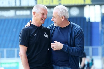 Duisburgs Trainer Uwe Schubert (li.) im Gespräch mit dem Auer Kollegen Pavel Dotchev.