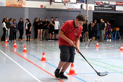 Sportlicher Vergleich mit gemischten Teams und ohne Verlierer, hier die Floorball-Staffel.
