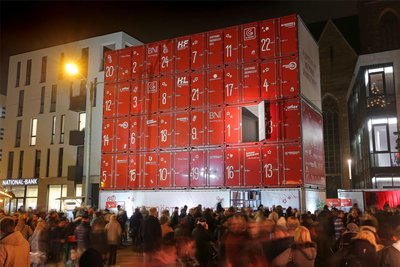 Immer wieder gibt es Adventskalender-Weltrekorde. 2016 versuchte man es auf dem Dortmunder Weihnachtsmarkt verblüffend hintersinnig mit 24 Übersee-Containern. Spoiler: Das sind die Dinger, mit denen tonnenweise Plastik-Redundanz aus China nach Europa verschifft wird!