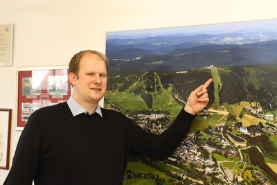 Da geht’s runter: Oberwiesenthals Bürgermeister Jens Benedict lädt Frühaufsteher zur gemeinsamen Abfahrt auf den Fichtelberg ein.