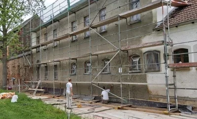 Am Witwenhaus, das sich direkt an die alte Klosterschule anschließt, wird momentan der Außenputz erneuert. 