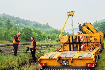 Sören Claus, Technischer Leiter beim SRCC, und Projektingenieur Hans Günther (r.) verfolgten die Arbeiten ebenso gespannt. 