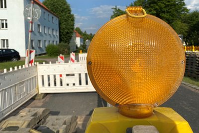 In Mittweida ist die Goethestraße momentan für Autofahrer voll gesperrt. Der Wasserversorger ZWA baut dort an der Wasserleitung.