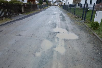Zustand schlecht: Die Straße Siedlung Platten in Markneukirchen. Sie wird ausgebaut.