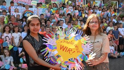 Hosna Faizi (links) und Lea Bauer zeigen ein Ergebnis der Aktion an der Grundschule Aue-Zelle. 