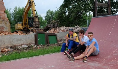 Fabio Westerhof und Maurice Schiek unterstützen Streetworker Holger "Fritz" Junghans (von rechts) bei der Bauplanung und der Koordination der insgesamt etwa einem Dutzend jugendlichen Helfer. Hier wird gerade die Beschaffung des Baumaterials für die Rampe besprochen.