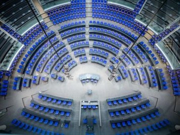 Blick in den Plenarsaal des Deutschen Bundestags mit der neuen Sitzanordnung für die 20. Legislaturperiode. 