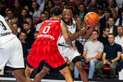 Immer wieder blieben die Niners, hier Neuzugang Jaron Johnson, an der starken Defensive der Bayern hängen.