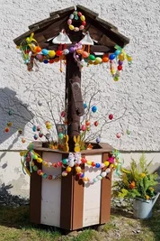 Klein, aber fein: einer der Osterbrunnen auf Burg Scharfenstein.
