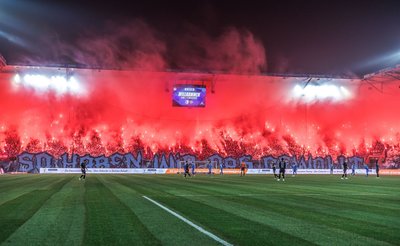 Im Heimspiel des 1. FC Magdeburg gegen Dynamo Dresden wurden zahlreiche Polizisten und Fans bei Ausschreitungen verletzt. (Archivbild)