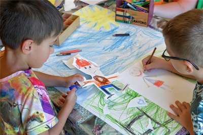 Diese Jungen aus der Kita „Sonnenkäfer“ in Niederbobritzsch malen und gestalten Plakate zum Thema Kinderrechte.