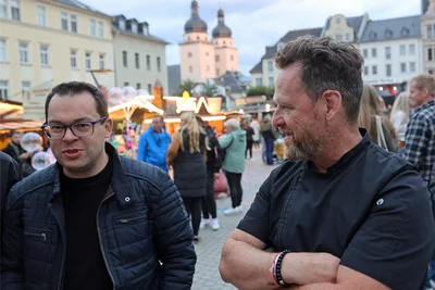 Thomas Krause (rechts) kam zum Stadtfest mit vielen Altmarktbesuchern ins Gespräch. Carsten Gündel überzeugte der Geschmack der Gerichte.