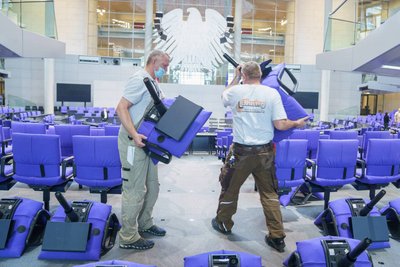Stühlerücken im Plenarsaal. Es werden drei Dutzend weitere Plätze gebraucht.