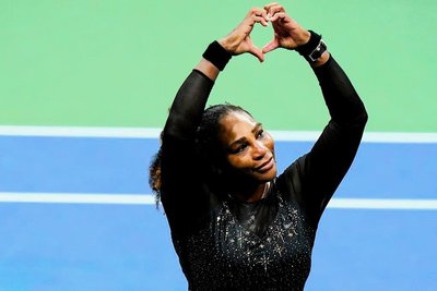 Starke Frau: Tennis-Weltmeisterin Serena Williams formte nach ihrem letzten großen Spiel gegen die Australierin Ajla Tomljanovic ihre Hände zu einem Herz. Williams unterlag im September 2022 gegen Tomljanovic und beendete sodann ihre Karriere. 