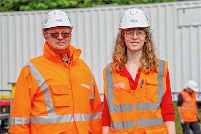 Steffen Röhlig und Lisa Albrecht begleiteten seitens der Rail Power Systems GmbH den Aufbau der Ladestation. 