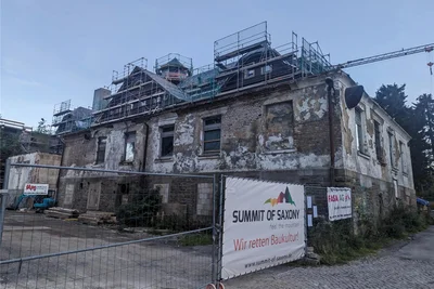Auch der Blick von der Rückseite her macht deutlich, wie viel Arbeit am alten Sporthotel noch nötig ist.