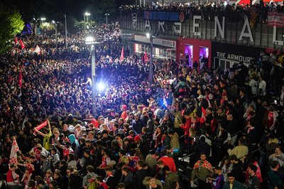 Nach dem Gewinn der Meisterschaft feierten Tausende Arsenal-Fans bis in die Morgenstunden am Stadion.