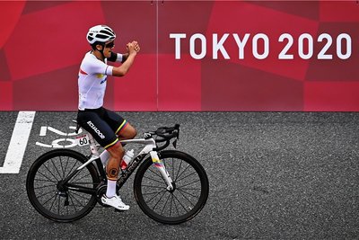 Am Ziel aller Träume: Bauernsohn Richard Carapaz fährt beim olympischen Straßenrennen, das viele Zuschauer an der Strecke verfolgten. 