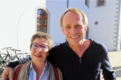 Hat schon Karten für das Konzert im Dezember besorgt: Sophie Poprawa freute sich, Norbert Leisegang einmal persönlich zu begegnen. Der Musiker strahlte ebenso. 