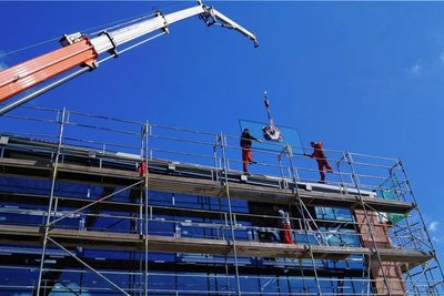Die Arbeiten an der Glasfassade an der neuen Turnhalle.