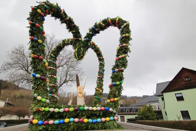 Die Osterkrone in Markersbach steht nur wenige Meter entfernt vom Haus des Gastes „Kaiserhof“.