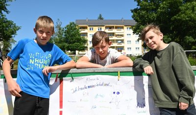 Die Zschorlauer Schüler Eric Tanner, Luca Opitz und Moritz Weiß (von links) aus der Klasse 5a waren an der Plakat-Aktion beteiligt. 