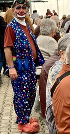 Auch Clown Harry streifte durch die vollbesetzten Festzeltreihen.