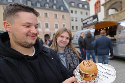 Das Auge isst mit. Der Plauener Tim Weigelt lobte das originelle Premiere-Branding auf dem Burger.