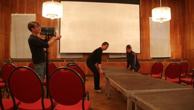 Felix Forsbach, Robert Waedow und Maja Mick (v. l.) bauen Bühne, Laufsteg und Lichttechnik im Augustusburger Lehngericht auf. 
