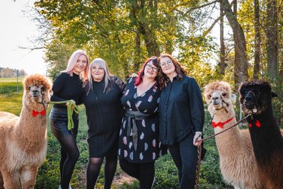 Haar-Profis: Christin Roth, Michaela Knoth, Melanie Fuchs und Jessica Mahn - hier beim Besuch der Alpakas in Thiergarten - sind das Quartett des Oelsnitzer Salons Hairlounge.