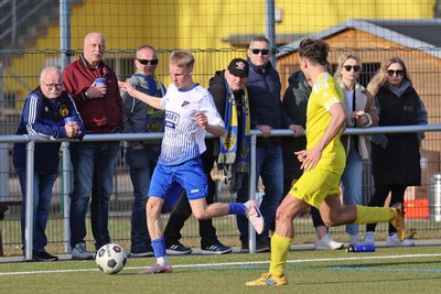 Der Glauchauer Jeremy Werner (li.) glich den 0:1-Rückstand für den VfB Empor II aus. Für einen Heimzähler gegen Neukirchen reichte es trotz zwischenzeitlicher Führung nicht.