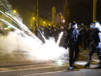 Polizisten räumen eine Kreuzung im Stadtteil Connewitz.