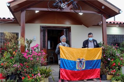 Ana Luisa und Antonio Carapaz, die Eltern von Olympiasieger Richard, ließen sich in Tulcan (Ecuador) vor ihrem Haus fotografieren. 
