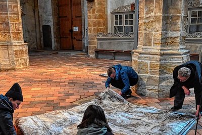 Michael Morgners Fastentuch aus hauchdünnem Seidenpapier wird im Freiberger Dom bei der Probe für die Altarverhüllung auseinander gefaltet.