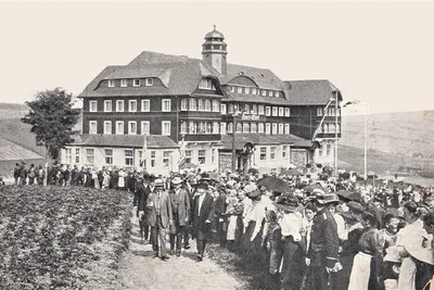 Die Postkarte von 1912 mit dem Sporthotel Oberwiesenthal entstand aus Anlass eines Besuchs des Königs von Sachsen. Annemarie und Wolfgang Dotzauer haben die Kopie eingesandt.