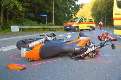 Der Fahrer dieses Motorrads und sein Beifahrer sind bei einem Unfall am Freitagmorgen auf der B 173 bei Freiberg schwer verletzt worden.