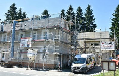 In Mühlhausen entsteht derzeit ein neues Feuerwehrgerätehaus (rechts im Bild). Es ersetzt das beim Hochwasser 2018 schwer beschädigte Gebäude nahe des Rauner Baches. Das Bürgerhaus (links) wird saniert. 