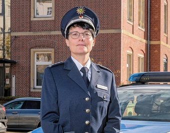 Michaela Hengst ist neue Leiterin des Polizeireviers Marienberg. Das bekommt bis Ende 2023 einen Anbau. Dieser wird im Erdgeschoss etwa über Garagen verfügen und in der ersten Etage über Büroräume für den Kriminaldienst, erklärt die 46-Jährige. 